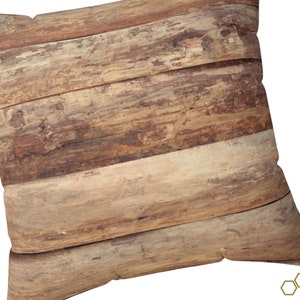 Può includere: Cuscino quadrato con design a doghe di legno. Il cuscino presenta un motivo ripetuto di doghe di legno orizzontali in tonalità marroni e beige, creando un'estetica rustica. Il cuscino è probabilmente realizzato in un tessuto morbido.
