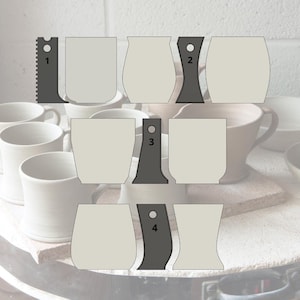 Puede incluir: Cuatro herramientas de cerámica diferentes numeradas del 1 al 4. Cada herramienta se muestra junto a una forma de taza o jarrón de cerámica. Las herramientas se utilizan para dar forma y alisar la cerámica.