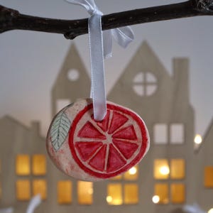 Orange Slice Wall Hanging – Handmade Citrus Ornament, Rustic Boho Nursery Decor, Yule & Christmas Natural Decoration, Hand-painted orange