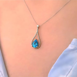 Collier délicat avec topazes bleues en forme de larme, collier de pierres précieuses taille poire, collier diamant, élégant collier de mariée en or, cadeau pour elle