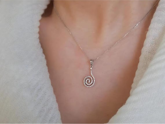Collana personalizzata in oro 18 carati con pietra portafortuna e simbolo dell'infino a forma di cuore per donna