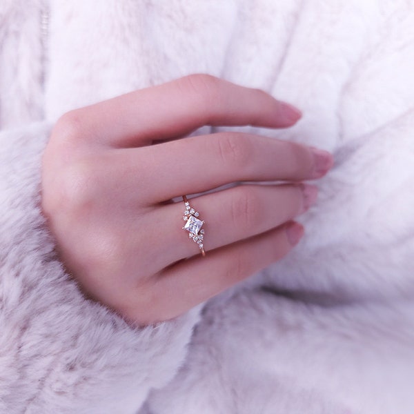Princess Cut Weißer Saphir Solitär Ring, 14K Gold Zierlicher Versprechen Ring, Minimalist Diamanten Verlobungsring, Statement Schmuck, Frauen Geschenk