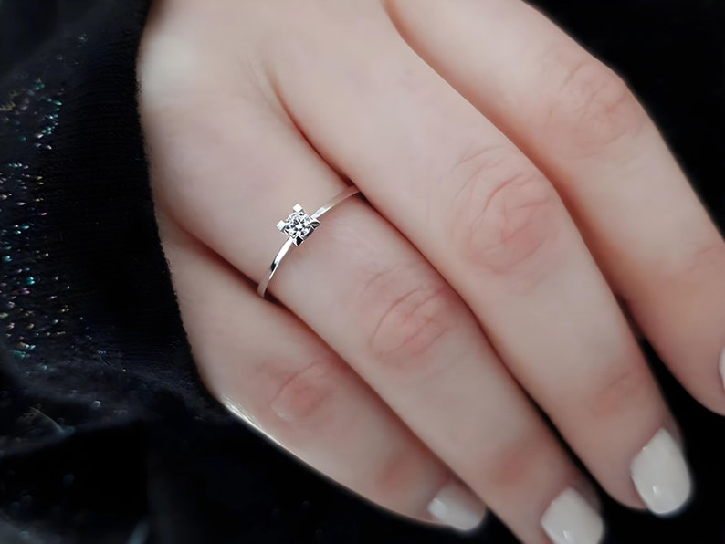 14K Gold Minimalist Diamond Solitaire Ring, 0.10 Ct Round Cut ...