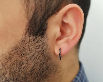 Orecchino a cerchio da uomo sottile in oro 14K, orecchino a cerchio Huggie con diamante nero autentico, orecchino delicato fatto a mano, cerchio di pietre preziose minimalista, regalo da uomo