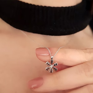 Minimalist Snowflake Necklace, Unique Diamond Women Necklace, Dainty Gold Necklace, Holiday Jewelry, Handmade Statement Necklace, Xmas Gift