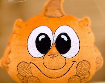 Puede incluir: Juguete de peluche naranja con grandes ojos con bordes blancos y una boca sonriente. El juguete tiene una protuberancia en forma de aleta en la parte superior y detalles texturizados en los lados. La palabra "naduwu" es visible en la esquina superior izquierda.