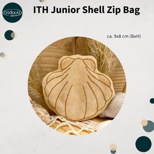 Pode incluir: Uma bolsa com fecho de correr bege em forma de concha com detalhes costurados e uma pequena al&ccedil;a no topo. O texto ITH Junior Shell Zip Bag est&aacute; impresso no topo e as dimens&otilde;es s&atilde;o de aprox. 9x8 cm (BxH) &agrave; direita da imagem.