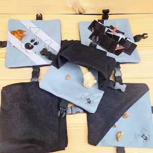 Può includere: Quattro giocattoli per cani puzzle in blu e nero con diversi scomparti e texture. I giocattoli sono progettati per coinvolgere i cani e fornire stimolazione mentale.