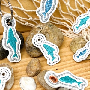 Fische Anhänger Stickdatei für 10x10 Rahmen In The Hoop maritime Mini-Charms Stickdesign ITH Maschinenstickerei Set mit 9 Fischanhängern Bild 8