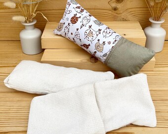 Peut inclure: Un oreiller à motifs de poulets blancs et marrons avec une extrémité verte, posé sur une surface en bois. Deux articles en tissu blanc texturé sont en dessous. Le texte "In The Hoop - Outside The Hoop" est en bas.