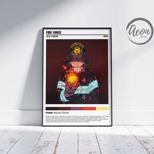 Puede incluir: Un póster con un personaje del anime Fire Force. El personaje lleva un uniforme de bombero negro y azul con un casco que dice "Fire Soldier" y "Tokyo". El personaje sostiene una bola de fuego en su mano. El póster tiene un marco negro y un fondo blanco. El texto "Fire Force", "炎ノ消防隊", "Creater: Atsushi Okubo", y "2018" está impreso en el póster.