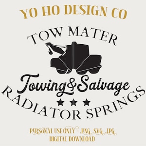Puede incluir: Diseño de logotipo en blanco y negro para una empresa de remolque y salvamento llamada "Tow Mater Towing & Salvage". El logotipo presenta una silueta de un camión de remolque y el texto "Radiator Springs" en una fuente vintage.