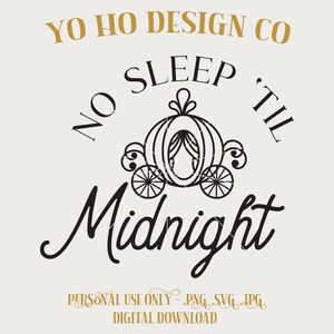 Può includere: Grafica in bianco e nero con una carrozza di Cenerentola e il testo "No Sleep Til Midnight". Il testo "Yo Ho Design Co" è in cima al design.
