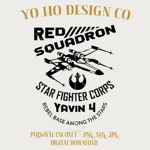 Könnte beinhalten: Schwarzweißes Grafikdesign mit einem Star Wars X-Wing-Jäger mit dem Text "Red Squadron", "Star Fighter Corps", "Rebel Base", "Yavin 4" und "Among the Stars".