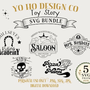Può includere: Una collezione digitale di disegni grafici neri con il testo YO HO DESIGN CO, Toy Story SVG BUNDLE, Bullseye's Riding Academy, Sheriff Woody's Wild West Saloon and Pizza, Mrs. Nesbitt's Tea House, Sid's Toy Chop Shop e Pizza Planet.