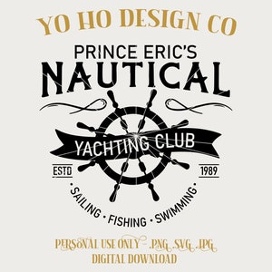 以下が含まれることがあります： 「Prince Eric's Nautical Yachting Club」という名前の海事テーマのヨットクラブの白黒ロゴデザイン。ロゴは、船の舵輪と「ESTD 1989」と「SAILING. FISHING. SWIMMING.」のテキストを特徴としています。