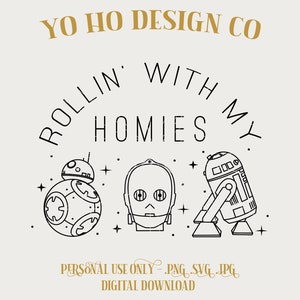 Puede incluir: Descarga digital en blanco y negro con tres droides de Star Wars: BB-8, C-3PO y R2-D2. El texto "ROLLIN' WITH MY HOMIES" forma un arco sobre los droides. Las palabras "YO HO DESIGN CO" están en la parte superior.