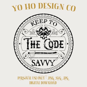 Peut inclure: Conception graphique en noir et blanc sur le thème des pirates. Le design présente un cercle avec une bordure de corde, un crâne et des os croisés, et le texte "Keep to the Code Savvy". Le texte "Yo Ho Design Co" apparaît au-dessus du cercle, et "EST 2003" apparaît à l'intérieur du cercle. Le texte "Personal Use Only .PNG .SVG .JPG Digital Download" apparaît sous le cercle.