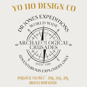 以下が含まれることがあります： コンパスと「DR JONES EXPEDITIONS WORLD WIDE ARCHAEOLOGICAL CRUSADES ADVENTUROUS EXPLORERS ONLY ESTD 1989 YO HO DESIGN CO」というテキストが書かれた白黒のロゴデザイン。