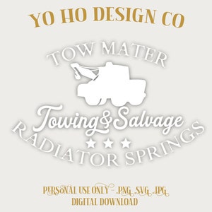 Puede incluir: Silueta blanca de un camión de remolque con el texto "Tow Mater Towing & Salvage Radiator Springs" en un círculo blanco con tres estrellas. El texto "Yo Ho Design Co" está en dorado en la parte superior de la imagen. El texto "Personal Use Only .PNG .SVG .JPG Digital Download" está en dorado en la parte inferior de la imagen.