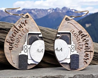 Abenteuer erwartet Ohrringe | Anpassbare 4x4 Design | 3D Jeep + Reifen | Handgemalt | Mehrere Farbstile