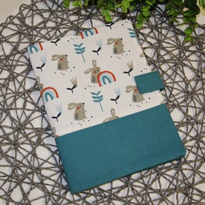 Trousse U-livret lapin arc-en-ciel personnalisable avec compartiment pour carnet de vaccination et carte de santé