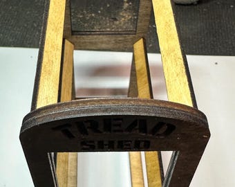Kundenspezifisches Laser-Schnitt-Reifenregal für ferngesteuerte Fahrzeuge | Hält 3 Set | Unbehandeltes Holz für Ihren Einzigartigen Stil!