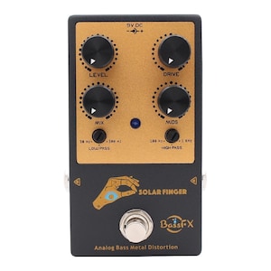 Könnte beinhalten: Schwarzes und goldenes analoges Bass-Metal-Verzerrerpedal mit vier Drehreglern mit den Bezeichnungen Level, Drive, Mix und Mids. Das Pedal hat einen Fußschalter und den Text "SOLAR FINGER" und "BassFX".