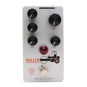 Puede incluir: Pedal de efectos de guitarra plateado con perillas negras y un LED rojo. El pedal presenta el texto "ROLLER COMPRESSOR" y un gráfico de un rodillo. Las perillas están etiquetadas como Sustain, Blend, Level, Mod y Tone. Visible el nombre de la marca "MOSKYAUDIO".