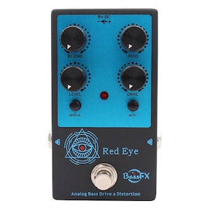 Puede incluir: Pedal de overdrive y distorsión de bajo analógico negro y azul con cuatro mandos de control y un interruptor de pie. El pedal presenta el texto "Red Eye" y "BassFX". La sección superior es azul con el texto "9V DC".