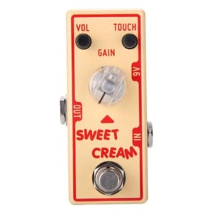 以下が含まれることがあります： クリーム色のギターエフェクトペダルで、赤い文字で「Sweet Cream」と書いてあります。ペダルには、「Vol」、「Touch」、「Gain」というラベルの付いたノブと、9Vの電源入力があります。