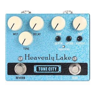 Può includere: Un pedale di riverbero Heavenly Lake Tone City blu con manopole per wet, decay, time, tone, mix, depth, speed e repeat. Ha due pedali a levetta etichettati reverb ed echo.