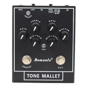 Könnte beinhalten: Ein schwarzes Demonfx Tone Mallet Gitarreneffektpedal mit sechs schwarzen Drehreglern, beschriftet mit Gain, Treble, Bass, Master, Mid Freq und Mid Level. Es enthält zwei silberne Fußschalter mit der Aufschrift Engage und AGS sowie weiße Schrift.