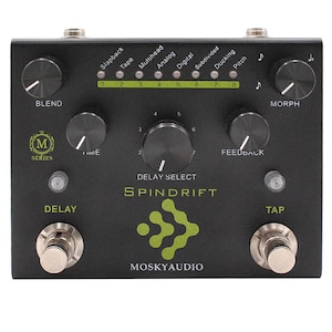 Può includere: Pedale per effetti per chitarra Spindrift nero con più manopole e interruttori a pedale. Include controlli di delay, blend, morph e feedback. Il pedale ha il testo "MOSKYAUDIO" e "SPINDRIFT" stampato.