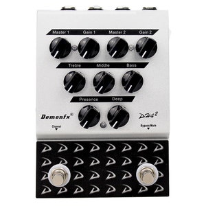 Peut inclure: Une pédale d'effets de guitare Demonfx D442 argentée et noire avec plusieurs boutons et deux commutateurs au pied. Les boutons sont étiquetés "Master 1", "Gain 1", "Master 2", "Gain 2", "Treble", "Middle", "Bass", "Presence" et "Deep". Les commutateurs au pied sont étiquetés "Bypass/Mute".