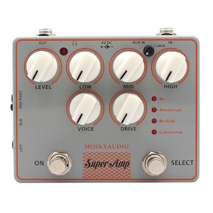 Op de afbeelding: Een grijze Mosky Audio Super Amp gitaareffectpedaal met witte knoppen en rode accenten. Voorzien van Level, Low, Mid, High, Voice en Drive regelaars. Inclusief aan/uit en select voetschakelaars en input/output jacks.