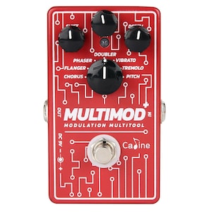 Puede incluir: Pedal de efectos de guitarra rojo con el texto "MULTIMOD MODULATION MULTITOOL" y "Cadine" impreso en él. El pedal tiene seis perillas etiquetadas como "Phaser", "Flanger", "Chorus", "Doubler", "Vibrato" y "Tremolo/Pitch".