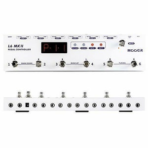 Könnte beinhalten: Weißer Mooer L6 MKII Pedal Controller mit sechs Fußschaltern, einem Bank-Auf- und -Ab-Schalter, einem Tuning-Schalter und einem Stummschalter. Der Controller verfügt über ein digitales Display, das "P-1-1" anzeigt.