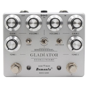 Puede incluir: Un pedal de guitarra de color plateado con el texto "GLADIATOR DOUBLE PREAMP" y el nombre de la marca "Demonfx® MUSIC GEAR". El pedal tiene perillas para ganancia, volumen y tono, así como interruptores para "COMP", "S", "D" y "JAZZ/ROCK".