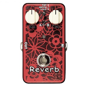 Può includere: Pedale per effetti per chitarra rosso con un motivo floreale. Il pedale ha tre manopole etichettate "Mix", "A<->B" e "Time". Ha anche una manopola sul lato etichettata "hall spring room". Il pedale ha un jack di ingresso e uno di uscita e dice "Reverb" sul davanti.
