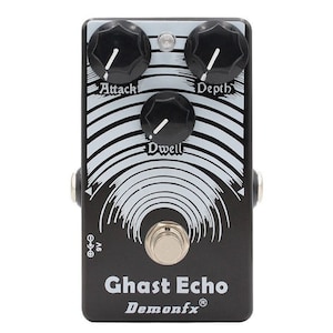 Op de afbeelding: Zwart-witte Demonfx Ghast Echo gitaar effectpedaal met drie knoppen met de labels "Attack", "Depth" en "Dwell".