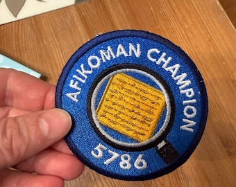 Parche bordado Cazador de Afikomen 2026/5786 - ¡GRAN PREMIO por encontrar el afikomen! Parche termoadhesivo.