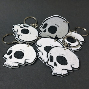 Double-sided 3D printed skull keychain made from durable PET-G material, perfect for gothic fashion lovers. Versatile accessory for both men and women. Add an edgy touch to your style. Nine3D etsy shop with highest quality prints!