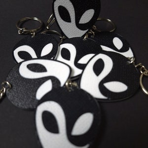 Yin & Yang Alien Face Keychain - 3D Printed Dual-sided Accessory - Cosmic Harmony Symbol - Ideal Gift for Space Enthusiasts - Handcrafted Unique Design