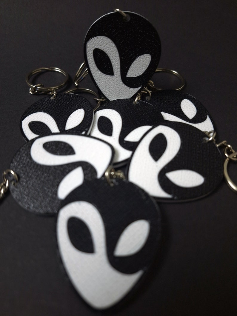 Yin & Yang Alien Face Keychain - 3D Printed Dual-sided Accessory - Cosmic Harmony Symbol - Ideal Gift for Space Enthusiasts - Handcrafted Unique Design