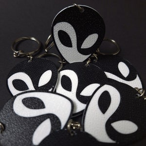 Yin & Yang Alien Face Keychain - 3D Printed Dual-sided Accessory - Cosmic Harmony Symbol - Ideal Gift for Space Enthusiasts - Handcrafted Unique Design