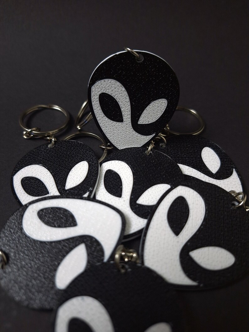 Yin & Yang Alien Face Keychain - 3D Printed Dual-sided Accessory - Cosmic Harmony Symbol - Ideal Gift for Space Enthusiasts - Handcrafted Unique Design