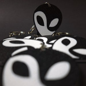 Yin & Yang Alien Face Keychain - 3D Printed Dual-sided Accessory - Cosmic Harmony Symbol - Ideal Gift for Space Enthusiasts - Handcrafted Unique Design