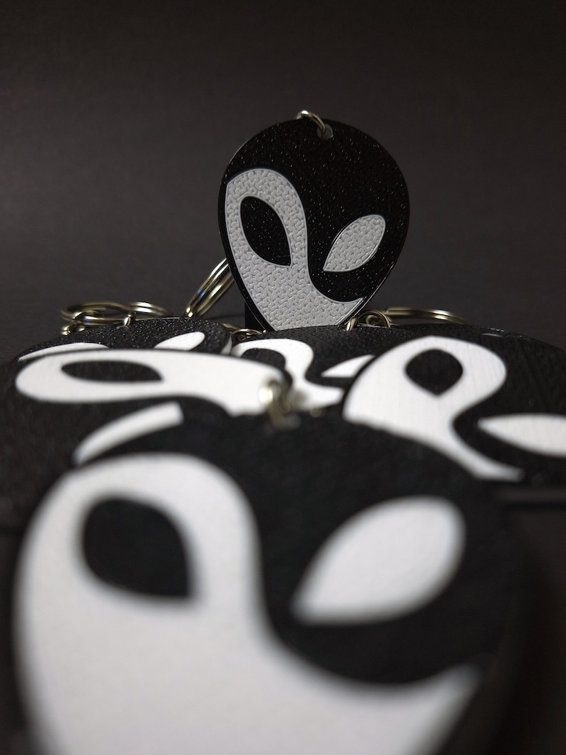 Yin & Yang Alien Face Keychain - 3D Printed Dual-sided Accessory - Cosmic Harmony Symbol - Ideal Gift for Space Enthusiasts - Handcrafted Unique Design