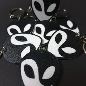 Yin & Yang Alien Face Keychain - 3D Printed Dual-sided Accessory - Cosmic Harmony Symbol - Ideal Gift for Space Enthusiasts - Handcrafted Unique Design